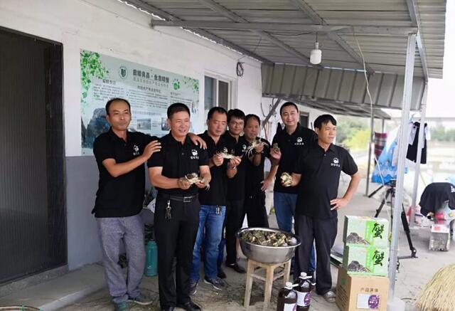 協(xié)創(chuàng)水產專業(yè)合作社采用EM原液養(yǎng)殖生態(tài)螃蟹